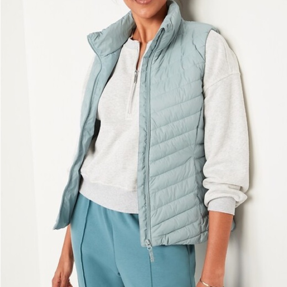 Old Navy Active Water-Resistant Narrow-Channel Puffer Vest in Silver Sage